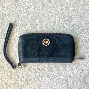 Black Michael Kors Wristlet - Snakeskin 🐍🖤